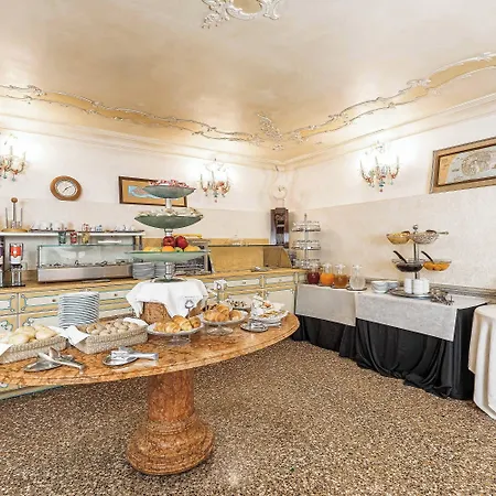 サン モイス ホテル 3*